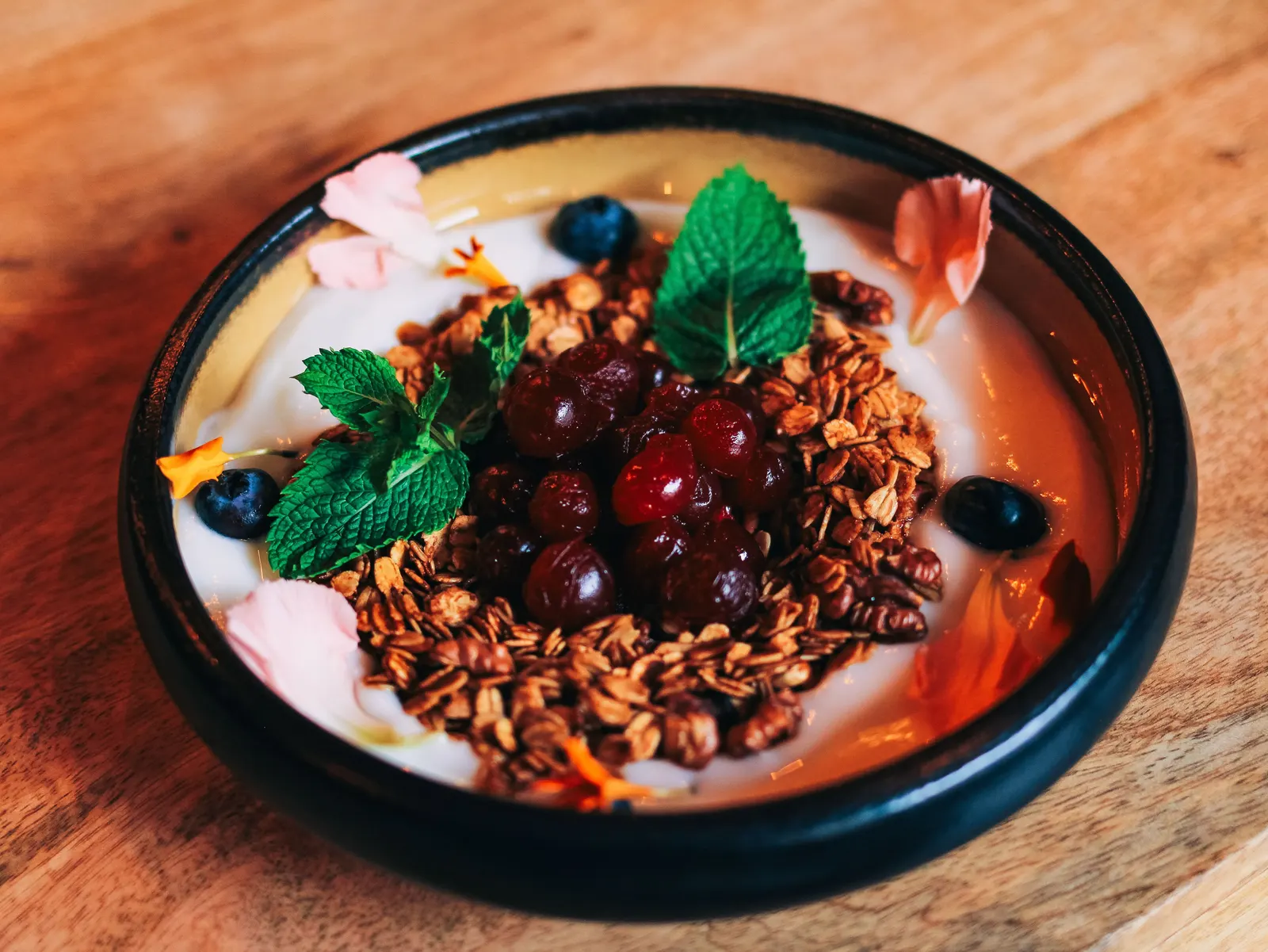 Yoğurtlu granola kasesi